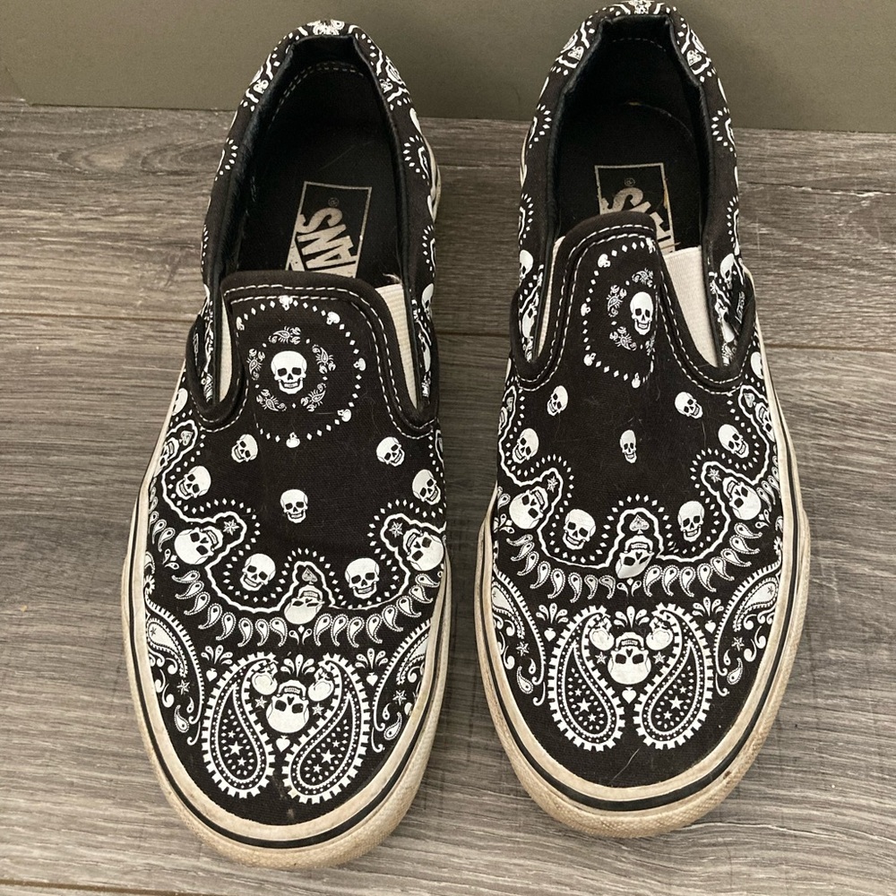 Black skull bandana vans